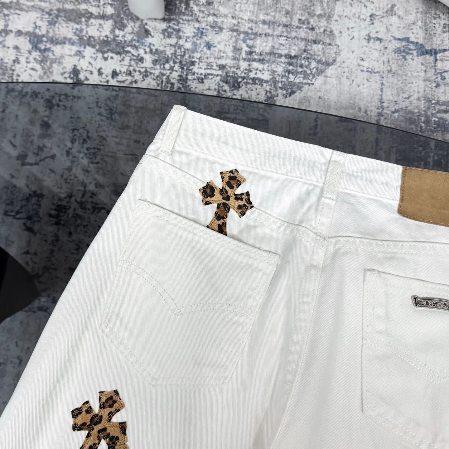 P250 Chrome Hearts & Chrome Hearts high street jeans with leopard pattern and vintage graffiti painting on white background. Chrome Hearts are the most popular pants in color. Made of beaded canvas fabric, heavy washing makes the upper body of the fabric more textured and the pants are tall and straight! The three-dimensional cutting of the whole trousers is a masterpiece! The hardware is customized by zp. The beaded canvas fabric is thick and soft after being washed. It has good breathability. Customized small leather label. Unique design. The details are simple and elegant, and the workmanship is exquisite. The whole trousers are neatly routed and the details are in place! Trendy people have been disappointed. From the quality selection of fabrics, the tailoring of details, and the matching of patterns, everything is impeccable! The upper body is so handsome when worn...it can be easily worn by men, women and children! The craftsmanship is made of heavy-duty washed pure cotton denim fabric. After washing, it is soft and thick and looks very stylish when worn. Color: White Size: 28 30 32 34 (S-XL)